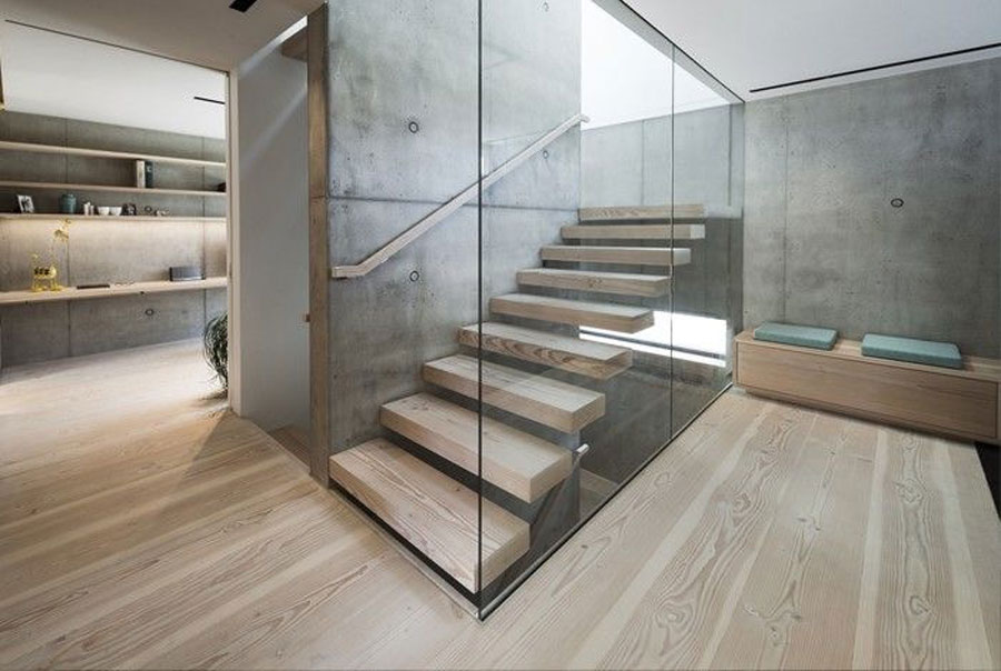 Trapp med glassvegger innendørs.